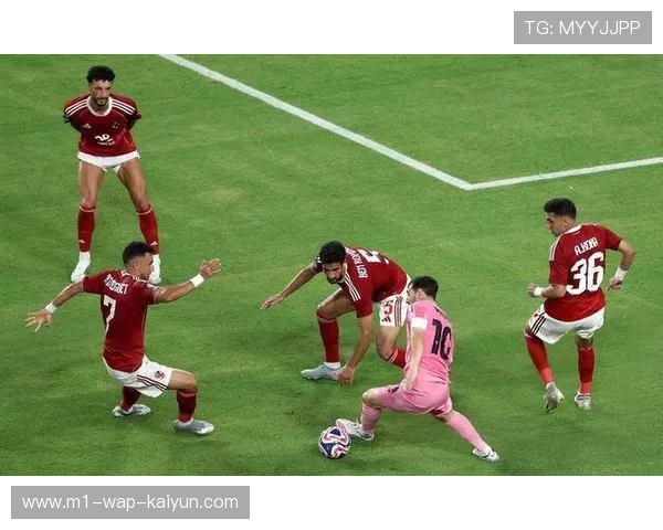 球队密集防守策略升级 防守反击重获青睐